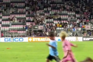 带不动！杰伦·约翰逊近5场场均拿28.0分13.6板10.8助（孤掌难鸣！杰伦·约翰逊近5战场均28.0分13.6板10.8助）