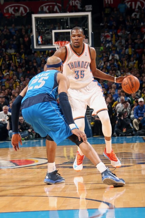 后卫身体对抗强度惊人，主帅盛赞（后卫对抗硬度爆表，主帅力赞）