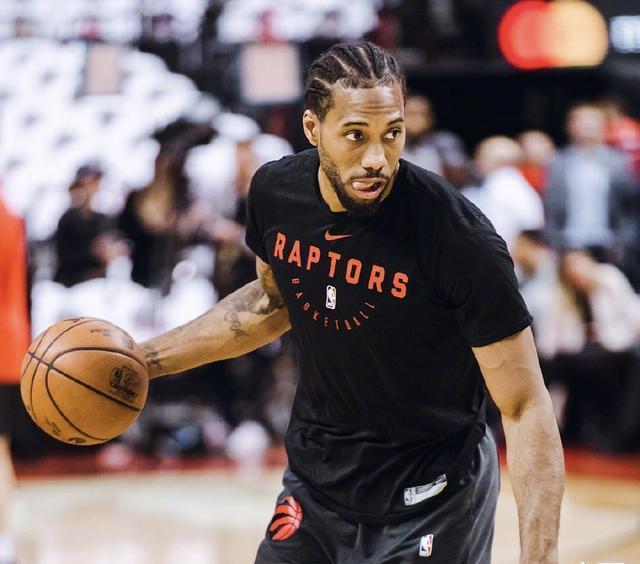 曼联对阵西汉姆联：阿莫林的换人争议与球队表现分析（曼联对西汉姆：阿莫林换人风波及球队表现解读）