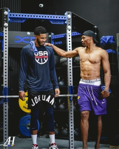 助罗马升至意甲榜首，斯维拉尔达成罗马生涯100场里程碑（斯维拉尔罗马百场达成，助球队登顶意甲榜首）