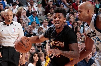 风中有朵雨做的云？曼城新赛季二客球衣曝光：灵感源自雨滴（曼城新赛季二客球衣亮相：从雨滴汲取灵感）