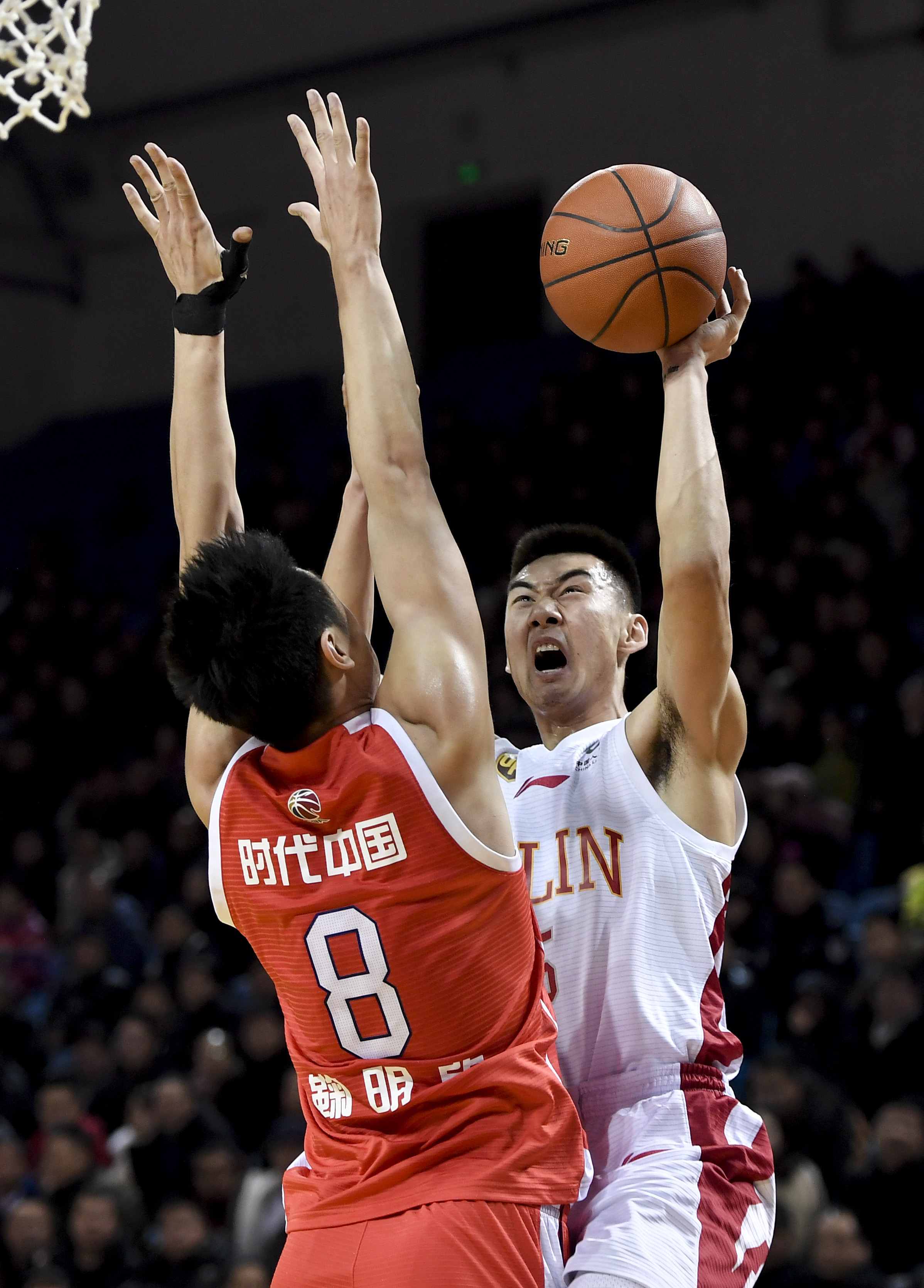 队报：卡马拉凶狠铲舍瓦利耶逃过红牌，裁判仅出示黄牌引争议（队报：卡马拉飞铲舍瓦利耶疑似红牌却仅吃黄牌，判罚引发争议）